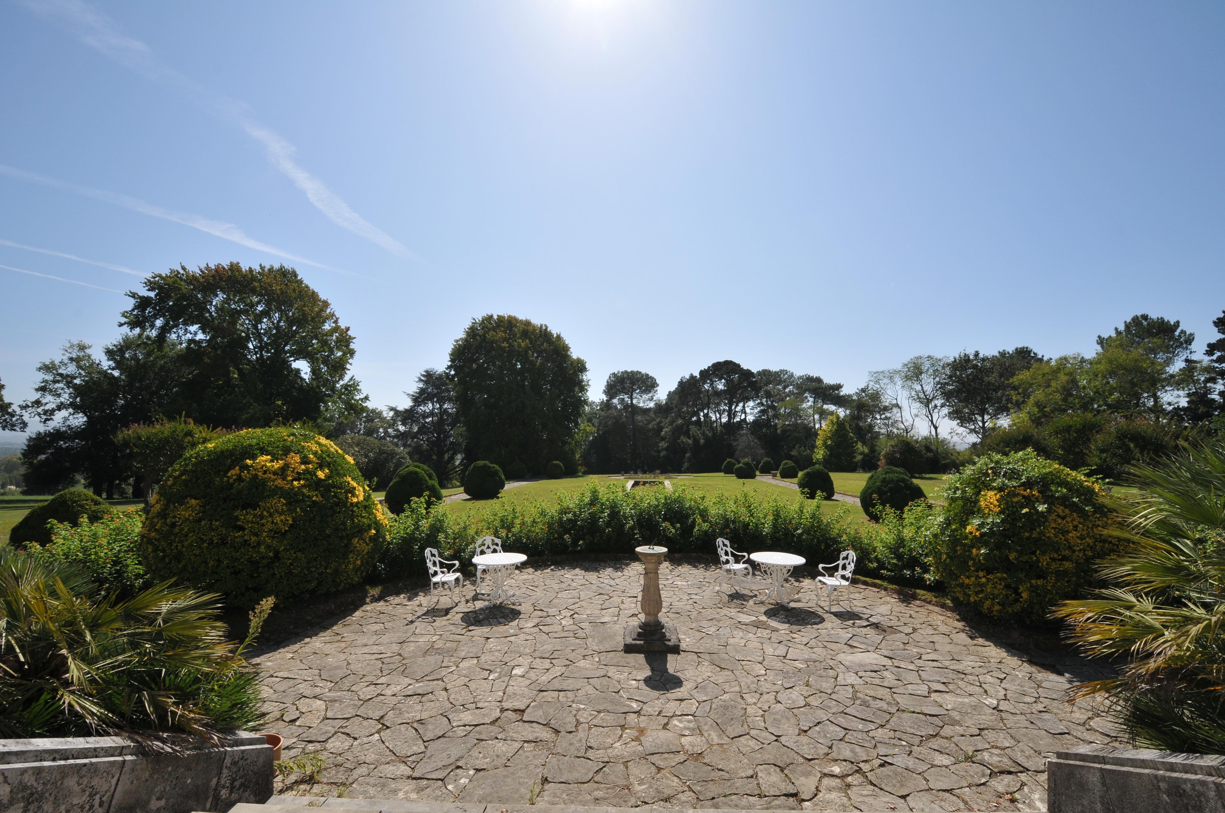Chateau Du Clair De Lune - Boutique Luxury Hotel Biarriz